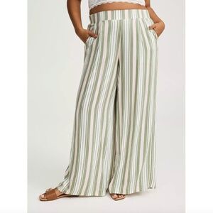Torrid sz 2 flowy high waist pull-on wide leg pants stripes pockets lightweight